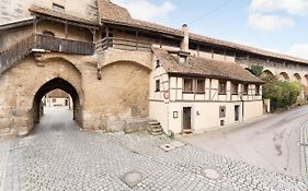 Naechtigen An Der Stadtmauer